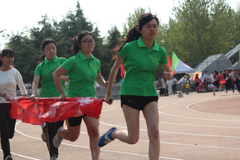 学生女子组齐心协力跑比赛