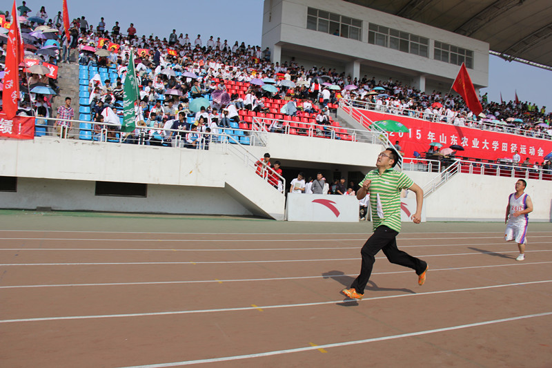 胡晓老师参加男子教工青年组200米比赛