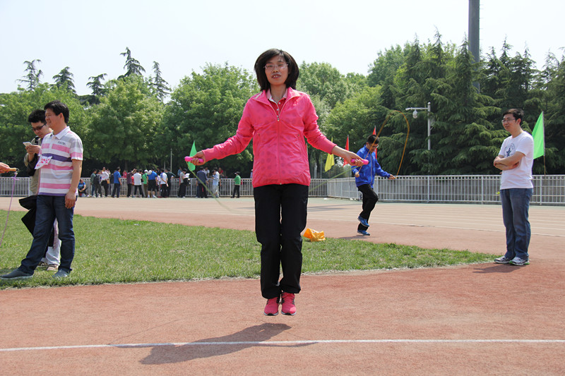 谢芝馨老师参加女子教工中年组1分钟跳绳比赛