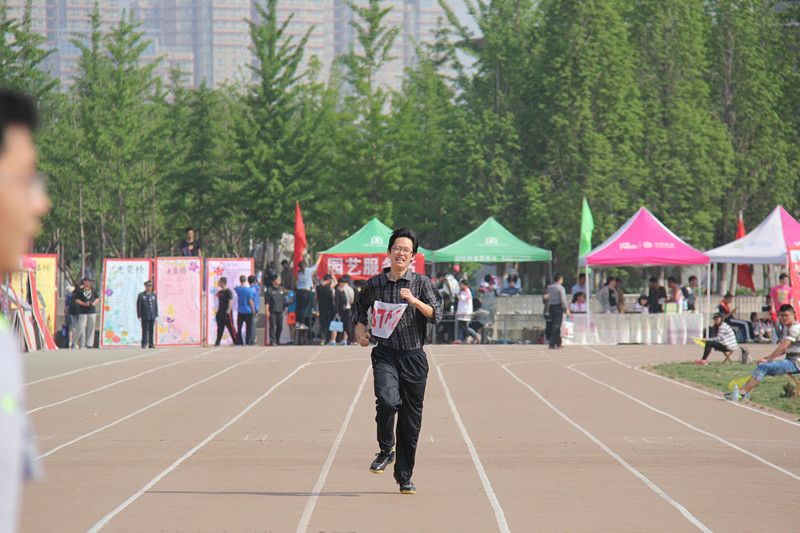 吕刚老师参加男子教工青年组200米比赛