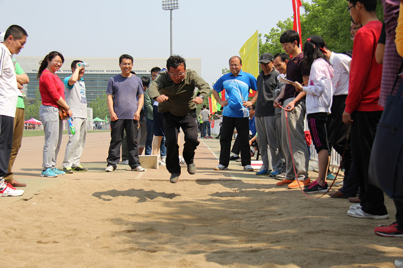 李广松老师参加男子教工中年组立定跳远比赛