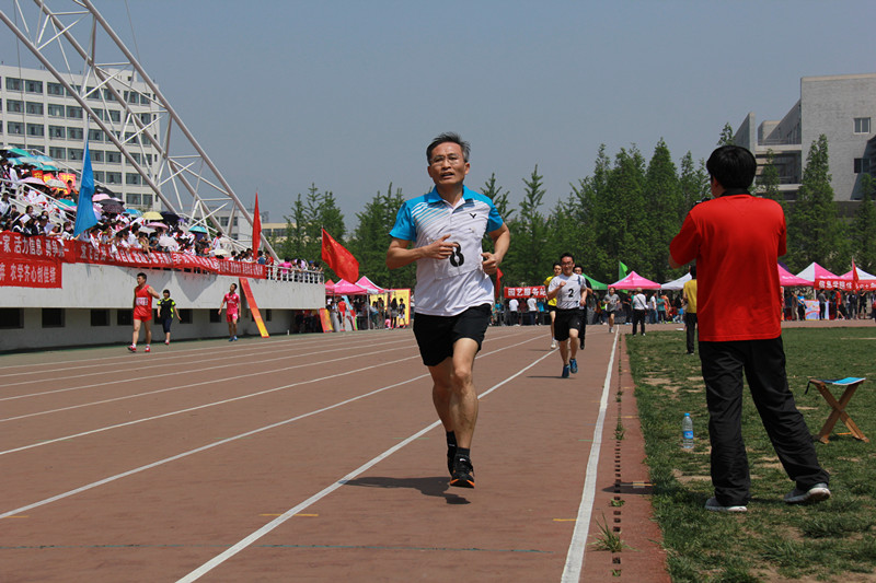 王成义老师获得男子教工青年组1500米比赛第一名