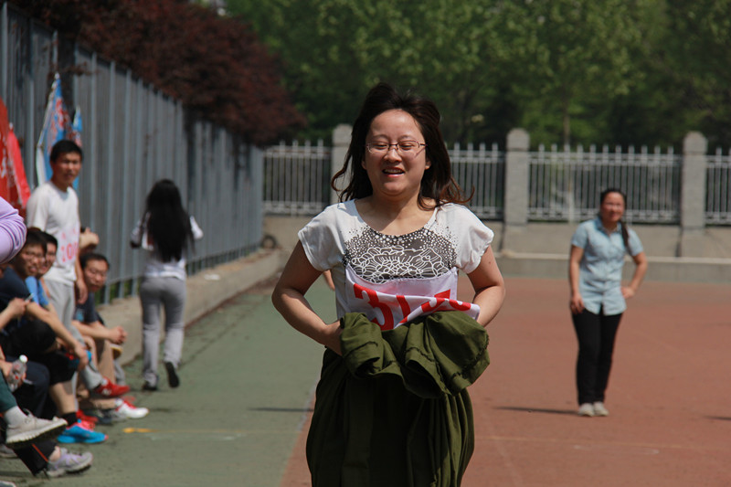 齐广慧老师参加女子教工青年组30米袋鼠跳比赛