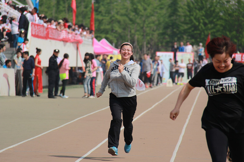 徐振珍老师参加女子教工中年组60米比赛