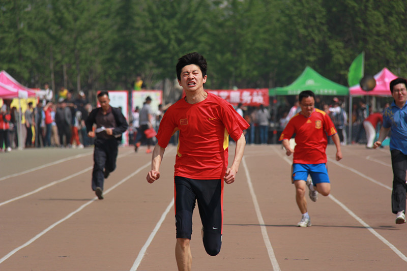 李万佳老师获得男子教工青年组100米比赛第一名