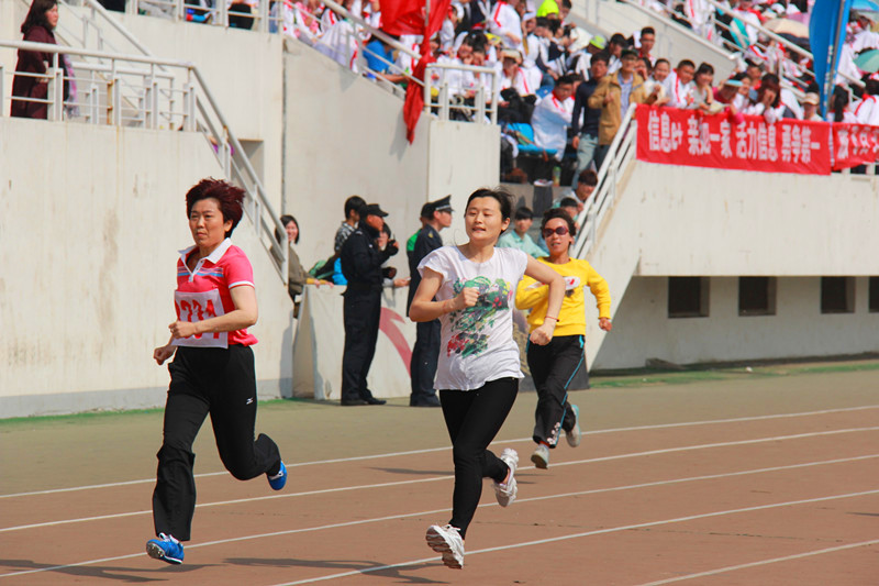 郭洪杰老师参加女子教工青年组100米比赛