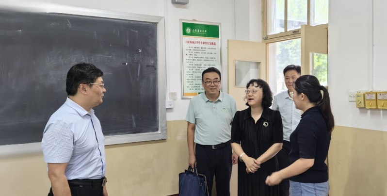 学校党委书记张然深入课堂听课